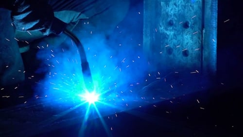 Arbeit produziert Metallschweißen