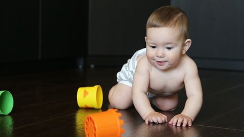 mignon petit garçon joue avec un jouet