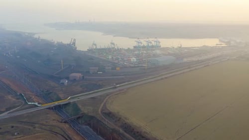 Vue aérienne du port maritime de marchandises sur la côte de la baie dans le brouillard matinal