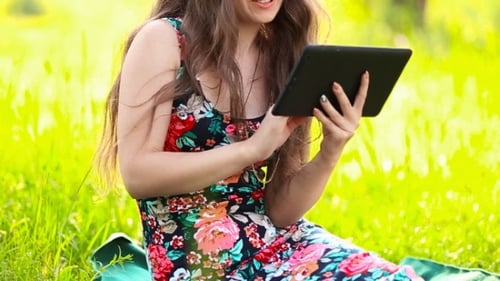 Garota falando através do tablet