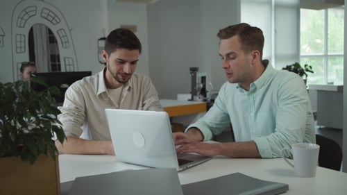 Das junge professionelle Geschäftsteam arbeitet in einem modernen und hellen Büroraum