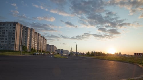 Sonnenuntergang in der Stadtlandschaft, Die Bewegung der Wolken