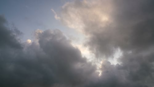 Nuvens se movendo rapidamente pelo céu durante o pôr do sol