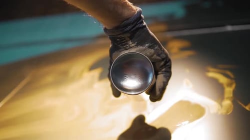 Câmera lenta: o homem está desenhando e pintando com tinta spray e se divertindo. Arte de rua e grafite