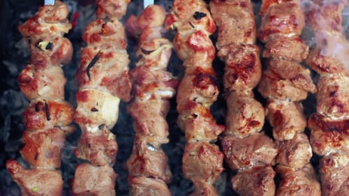 Grillen von Essen auf Mangal. Spieße mit gebratenem Fleisch drehen. Zubereitetes Essen.