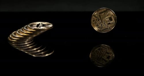 Bitcoins auf schwarzem Hintergrund, Zeitlupe 4K