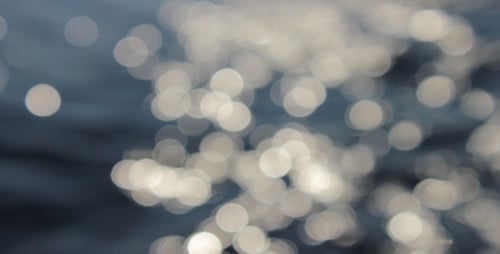 Defocus-Lichter, die sich im Wasser spiegeln