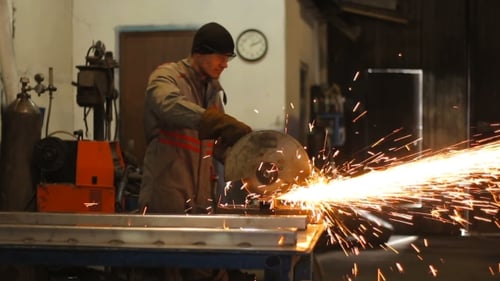 Handarbeiter in der Stahlfabrik Kreisklinge auf Metallstück