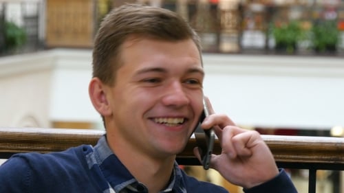 Junger gutaussehender Mann spricht auf dem Handy