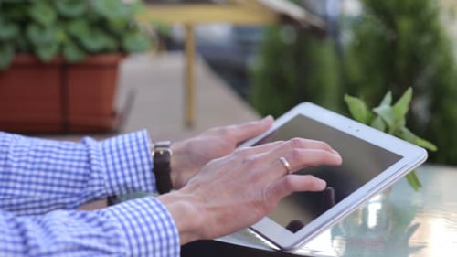 Mann arbeitet auf dem Tablet