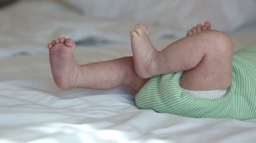 Bebé recién nacido acostado en una cama