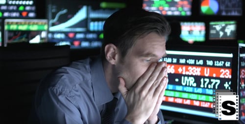 разочарованный трейдер смотрит на график