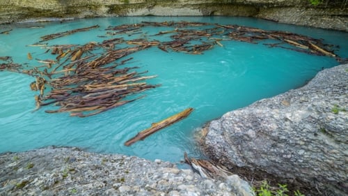 Enganche dando vueltas en el cañón Blue Creek Aksu, Kazajstán