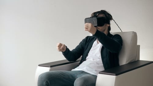 Mann trägt Virtual-Reality-Brille