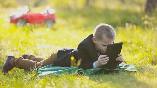 Junge mit Tablet