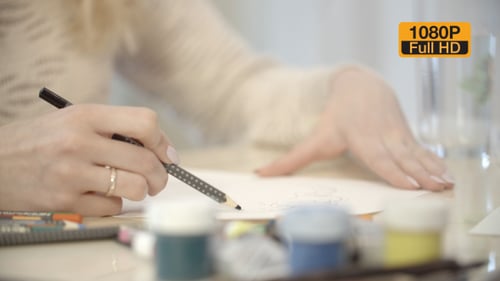 Mädchen zeichnet ein Bild mit Bleistift 3