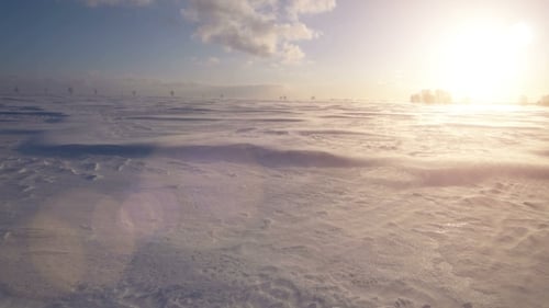 Schneesturm, Wind und Sonne. Kalte Arktis. Frozen Schneeverwehungen.