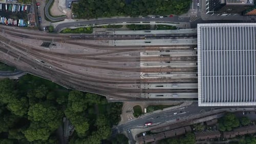 Vista aérea de pássaros de cima para baixo da longa unidade de trem de alta velocidade saindo do trem St Pancras