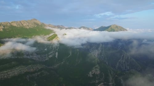 Luftaufnahme Der Berg In Wolken gehüllt