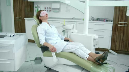 Doktor Relax auf einem Zahnarztstuhl