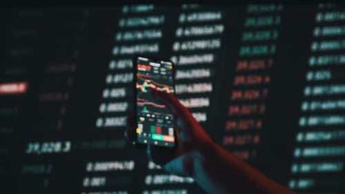 человек в замешательстве смотрит на экран с графиками криптовалют