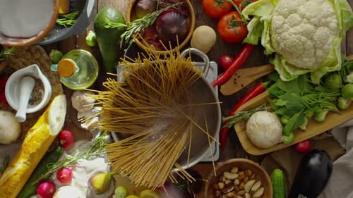 Spaghetti im Topf salzen
