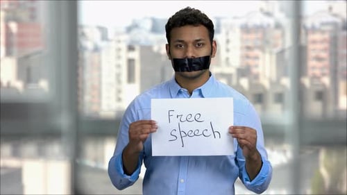 Arabischer Mann mit aufgeklebtem Mund zeigt Redefreiheit