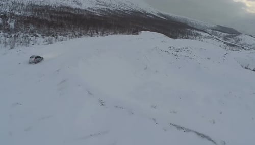 Voyager en hiver, montagnes, vue aérienne