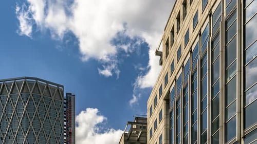 Edificios de cristal que reflejan las nubes