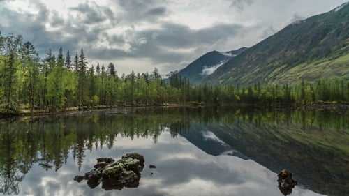 Nuages en mouvement au-dessus d'un lac à une montagne