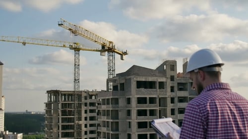 Ingenieur betrachtet Projekt auf der Baustelle