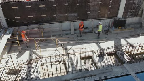 Große Baustelle eines Wohnhauses mit Arbeitern