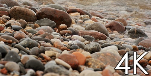 Pierres dans la mer