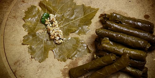 Yaprak Sarma sur fond en bois 3