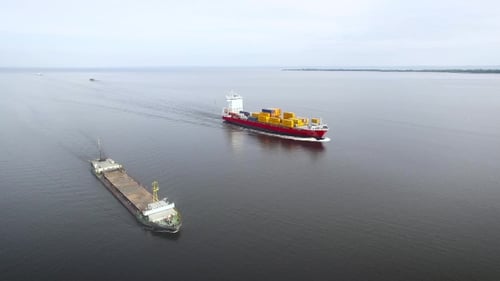Luftaufnahme des Containerschiffs im Meer