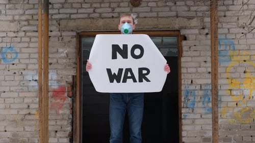 Männchen hält Banner mit Inschrift Kein Krieg