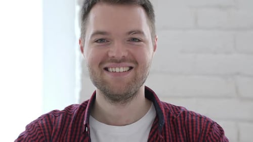 Porträt eines lächelnden jungen Mannes