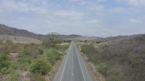 Luftaufnahme einer Autobahn, die durch die Landschaft führt