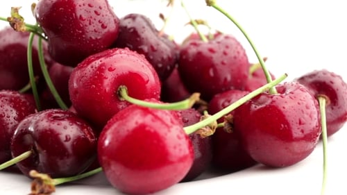 Cerezas frescas, maduras y jugosas giran