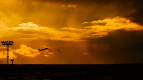 Passagierflugzeug fliegt bei Sonnenuntergang vom Flughafen über die Startbahn