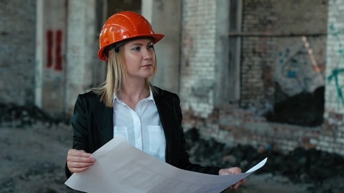 Architekt Baumeister Ingenieur Baumeister eines zerstörten Gebäudes Looking Girl Arbeitsplan für den Bau