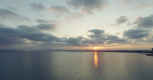 Winkendes Meer und Sonnenuntergang