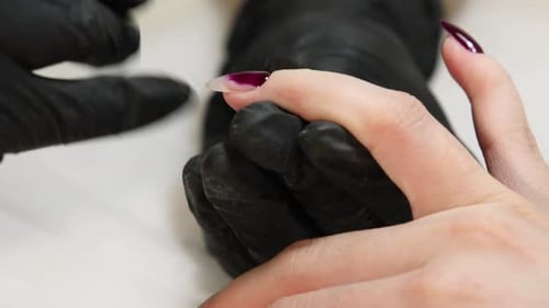 Kunde und Manikürist im Maniküre-Salon