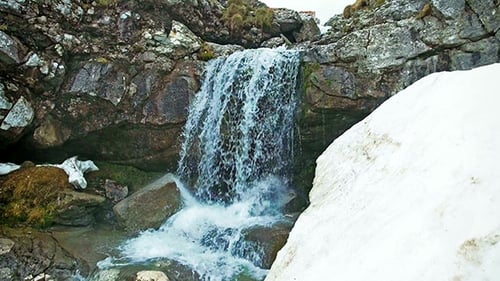 Berg-Wasserfall