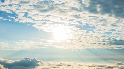 Sonne über Wolken