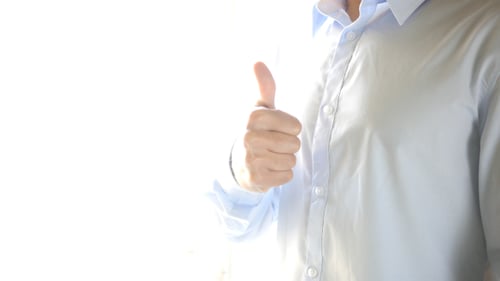 Bewunderung des Erfolgs durch Thumbs Up Geste