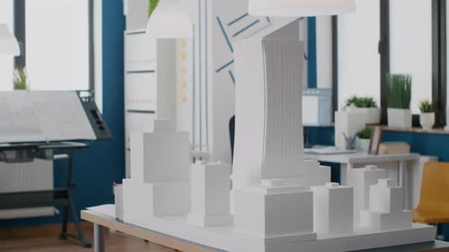 Leeres Architekturbüro mit Gebäudemodell und Maquette auf Tisch