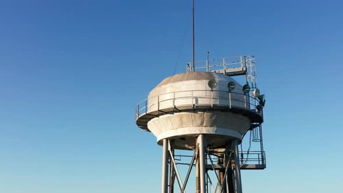 Wasserturm - erhöhter Flüssigkeitsspeicher. Metallbehälter für komprimierte Gase und gefährliche Chemikalien