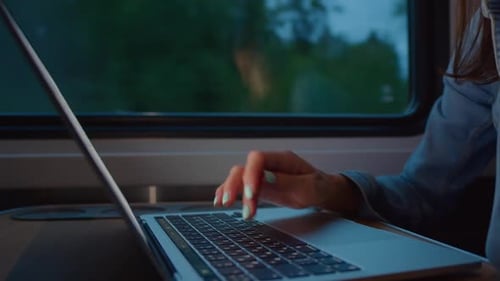 Utilisation d'un ordinateur portable dans un train