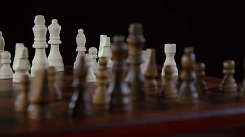 Échiquier Et Pièces D'Échecs Au Milieu Du Jeu 03